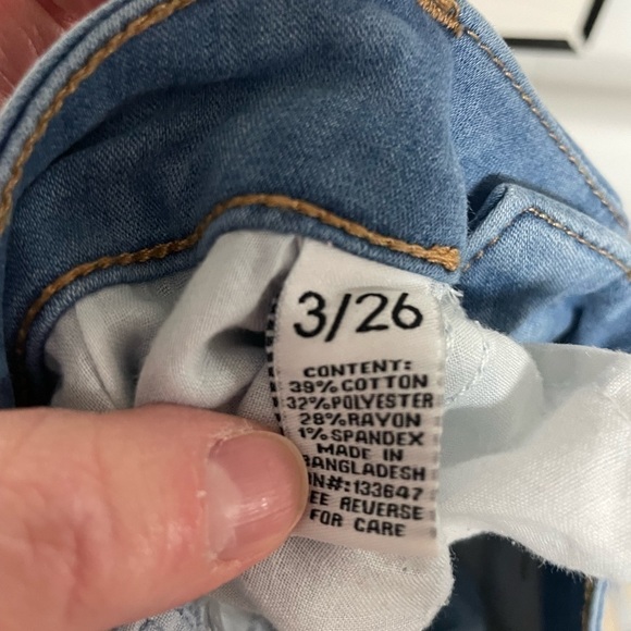 Celebrity Pink size 3/26 crop jeans - Picture 8 of 8